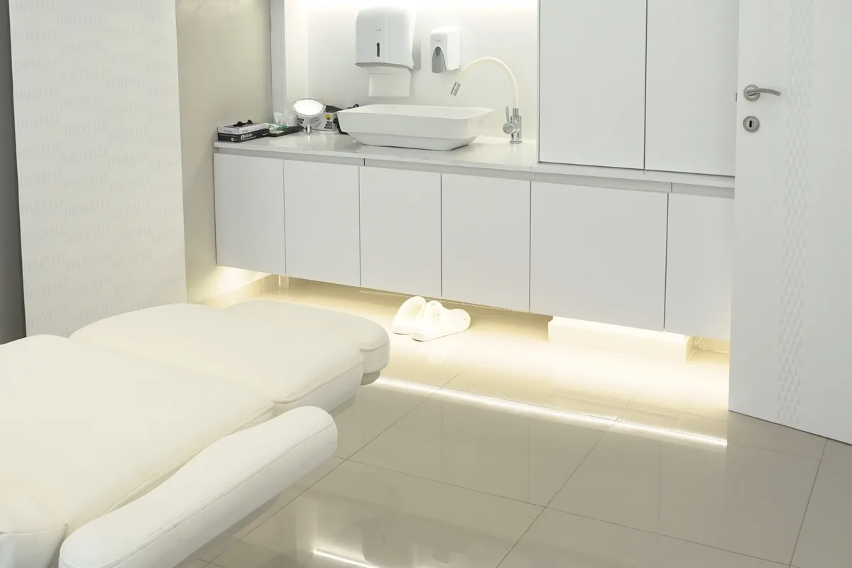 Sala clinica di Nouvelle Clinique a Tirana, clinica partner — lettino medicale e postazione di preparazione