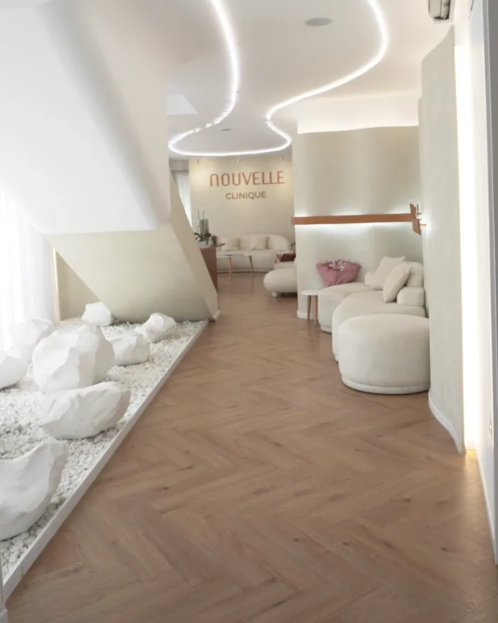 Corridoio interno di Nouvelle Clinique con giardino di pietre bianche e area lounge