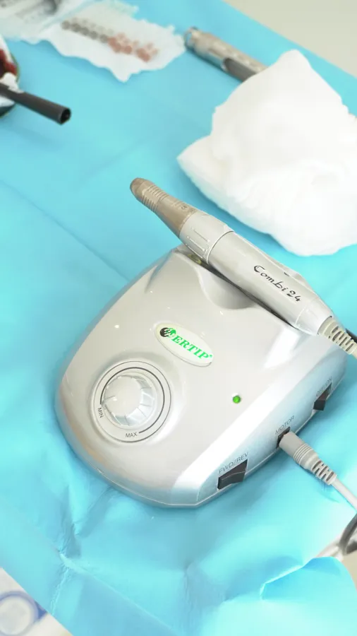 Micromotor para la extracción FUE sobre campo estéril