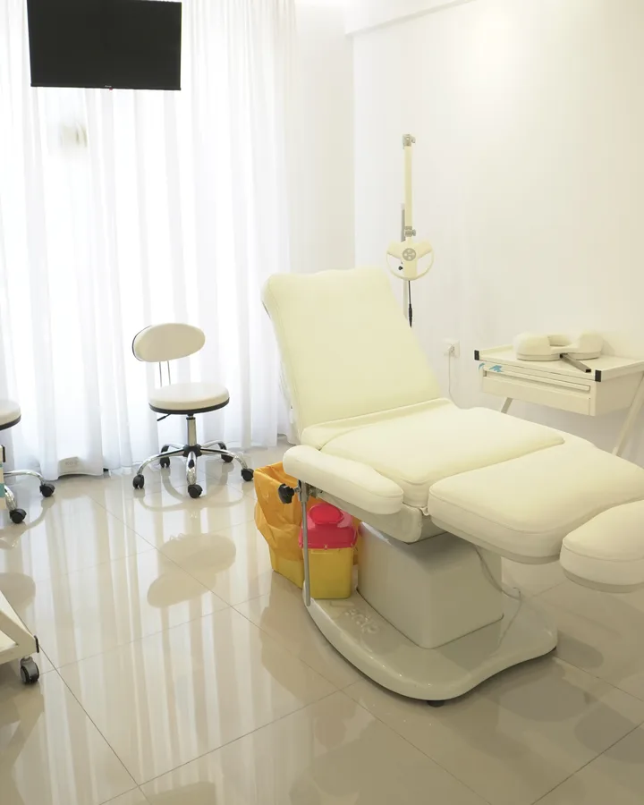 Procedure room at Nouvelle Clinique Tirana with reclining medical chair