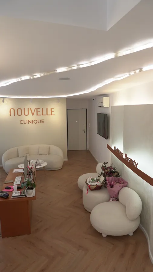 Recepción e interiores de Nouvelle Clinique en Tirana