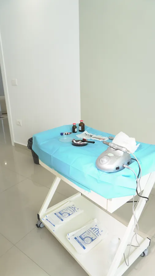 Sala operatoria con carrello strumenti in una clinica partner a Tirana