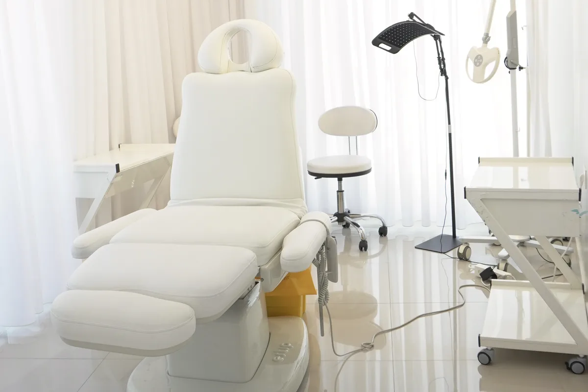 Sala trattamenti di Nouvelle Clinique a Tirana con lampade operatorie