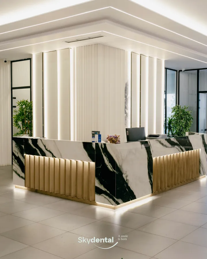 Bancone della reception in marmo della clinica Skydental a Tirana
