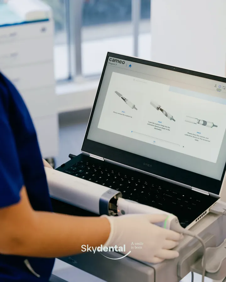 Operatrice di Sky Dental calibra lo scanner intraorale digitale