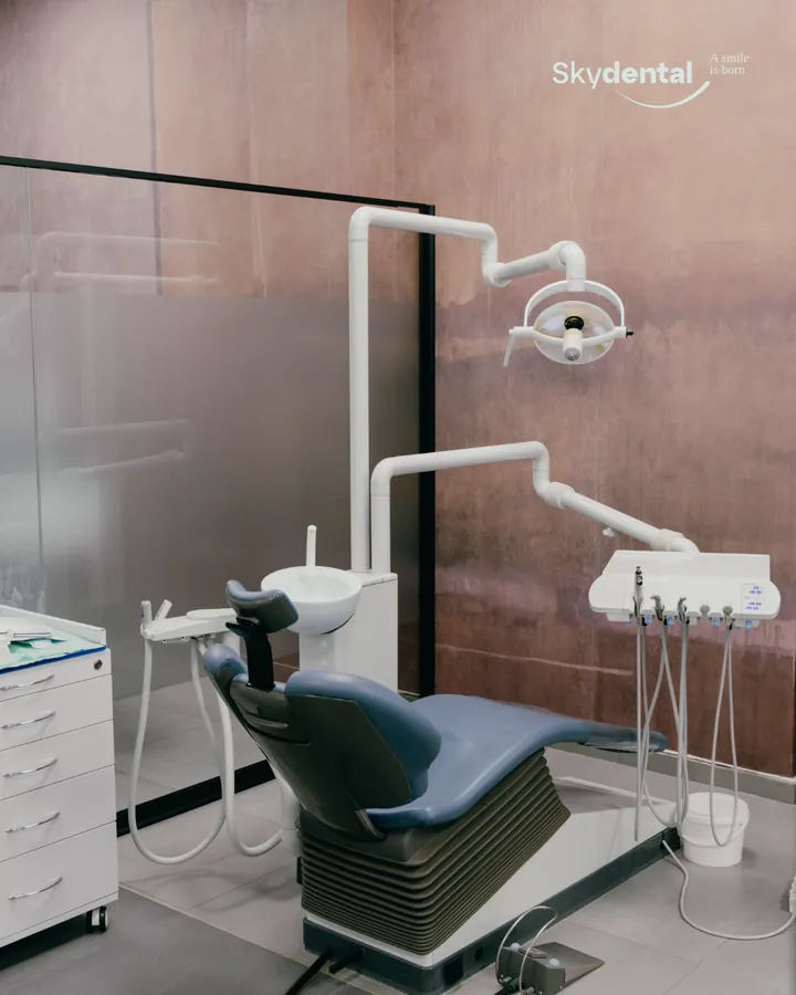 Seconda sala di trattamento di Skydental con lampada operatoria