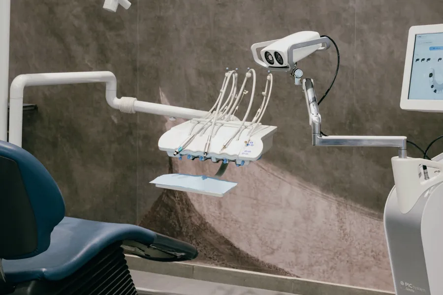 Sala di trattamento della clinica Sky Dental a Tirana con riunito e lampada operatoria