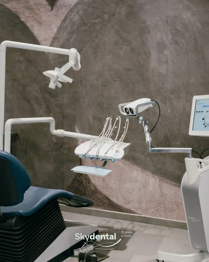 Sala di trattamento di Skydental con poltrona odontoiatrica e riunito