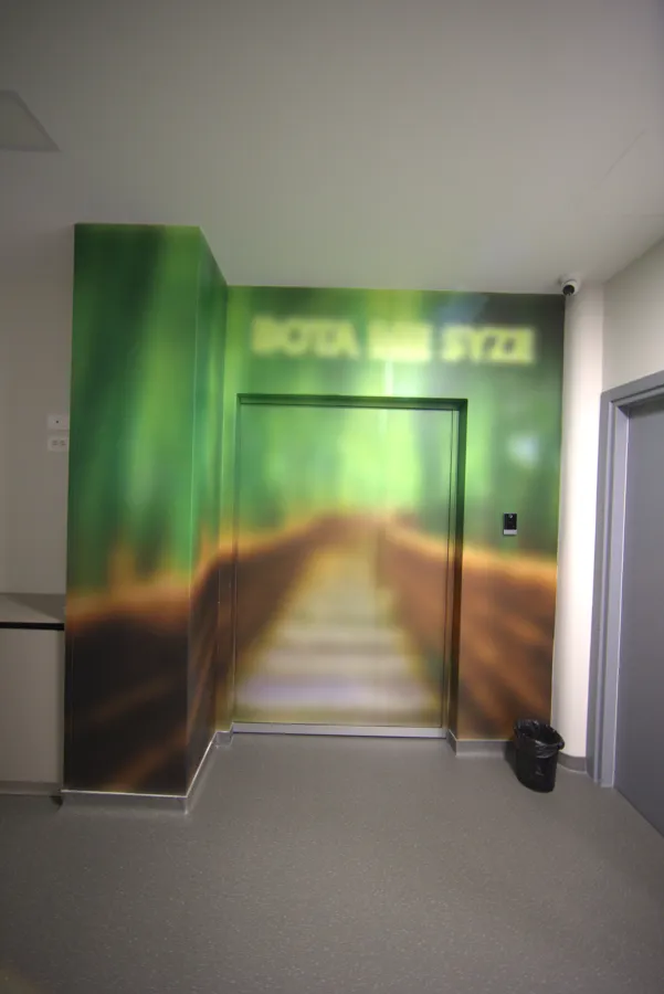 Corridoio dell'Universal Eye Hospital con l'installazione artistica Bota me syze