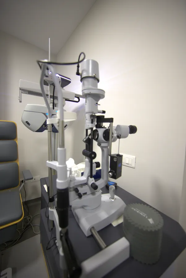 Sala visita con lampada a fessura all'Universal Eye Hospital di Tirana