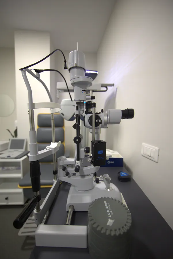 Lampada a fessura per l'esame del segmento anteriore dell'occhio