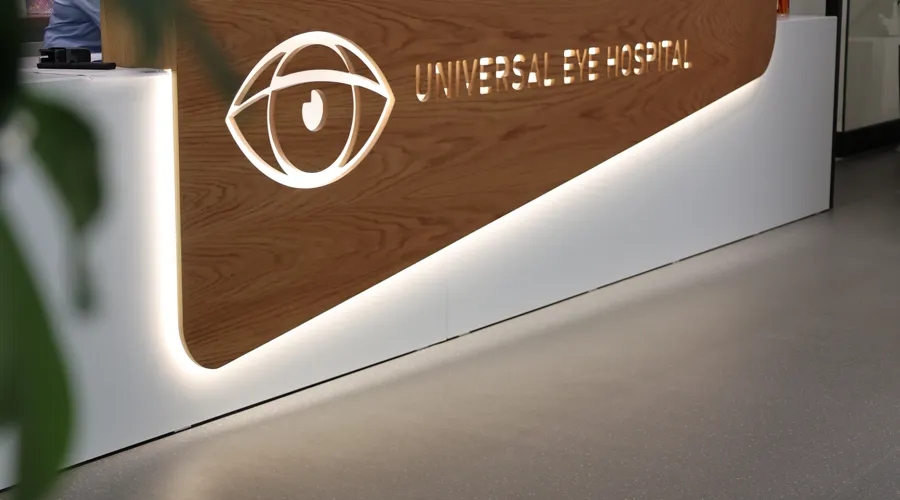 Reception dell'Universal Eye Hospital di Tirana con logo retroilluminato
