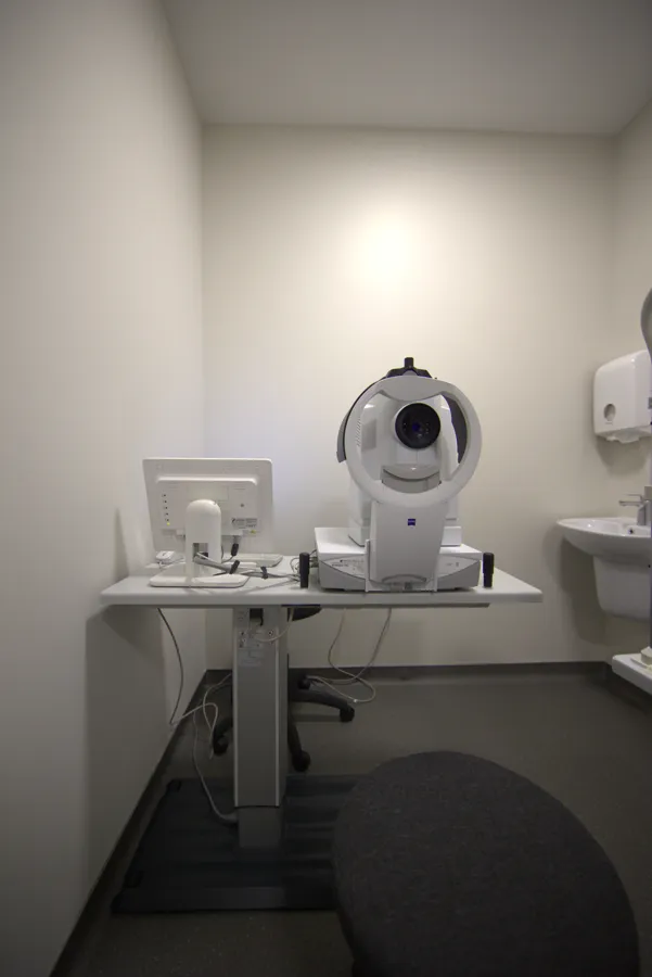 Sala per la topografia corneale all'Universal Eye Hospital di Tirana